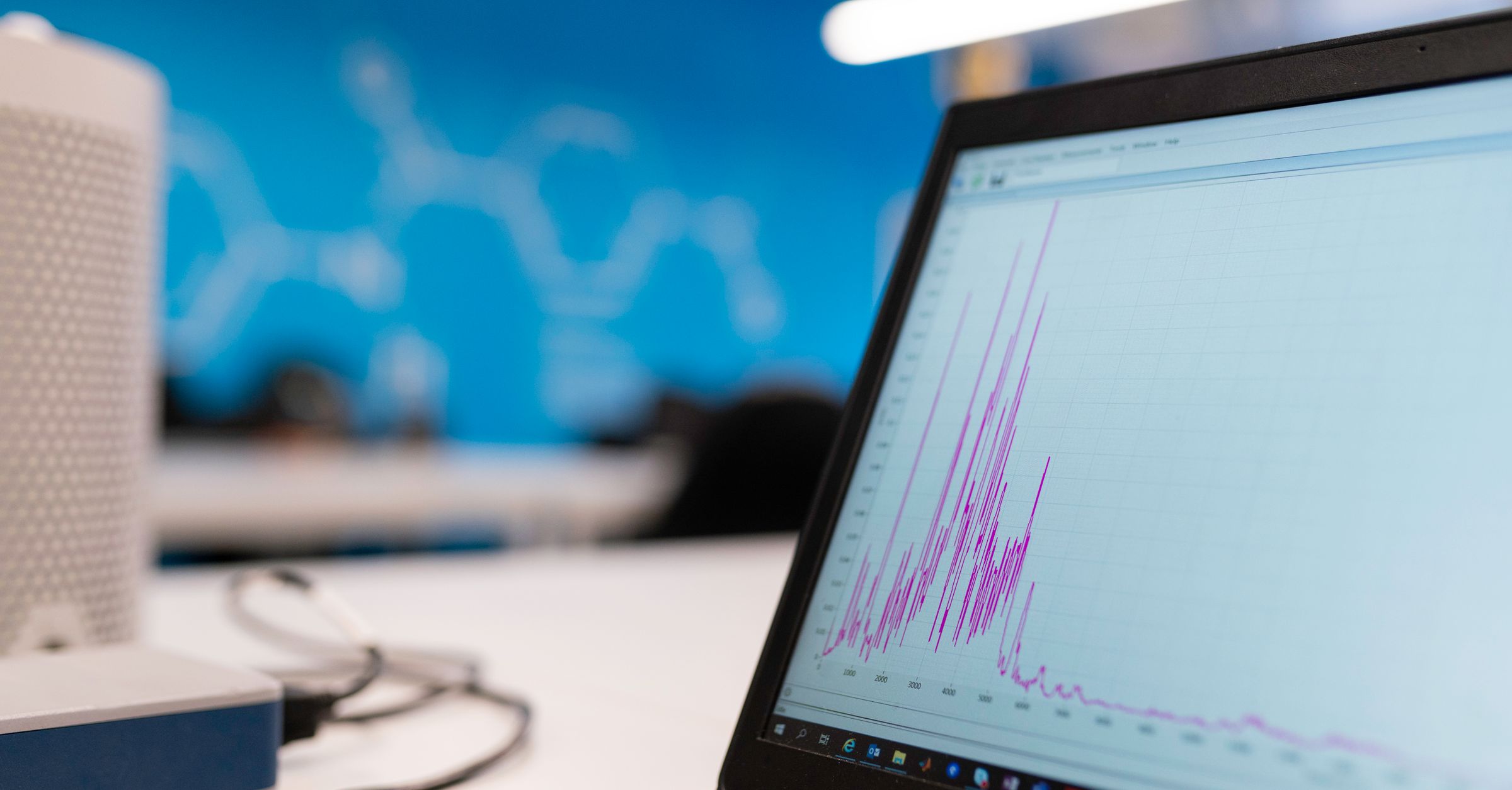 Laptop zeigt Vertriebs- und Deal-Analytik mit Diagrammen für KI-gestütztes Deal-Scoring